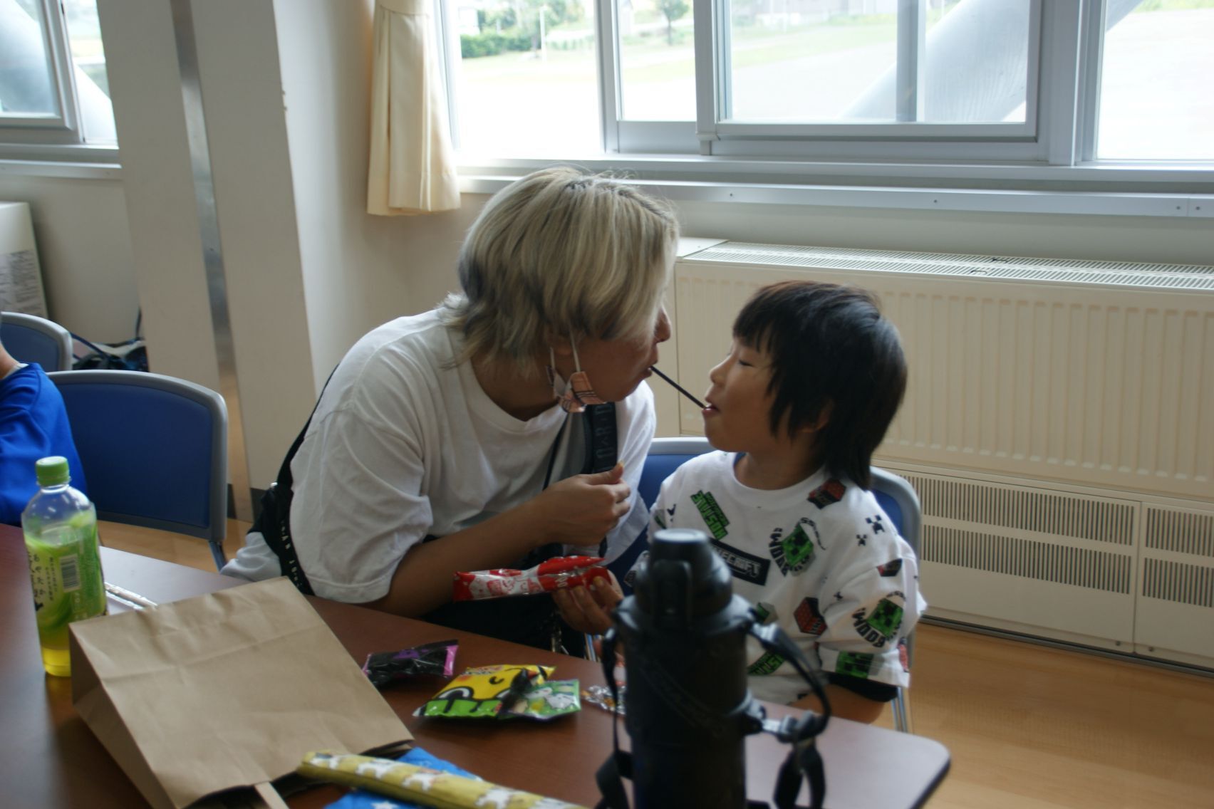 釣ったお菓子を楽しむ.JPG