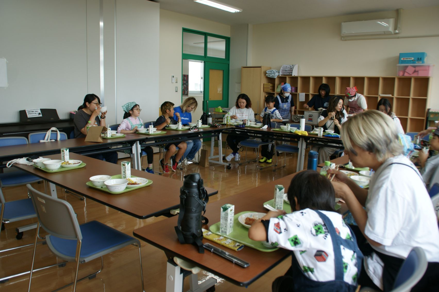 親子で給食.JPG