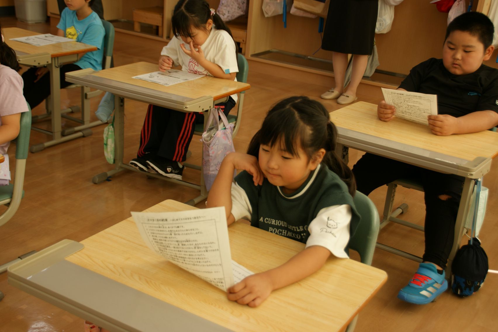 配られたプリントを真剣に読む1年生.JPG