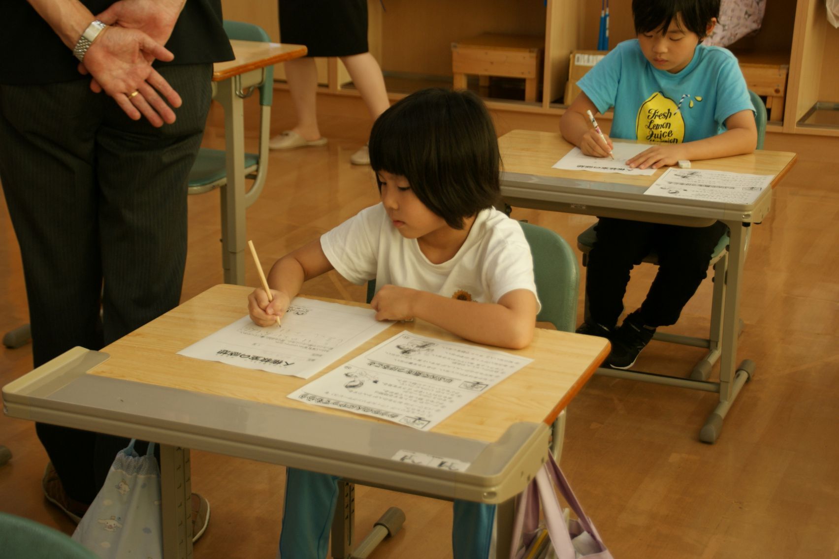 自分の考えをプリントに書く1年生.JPG