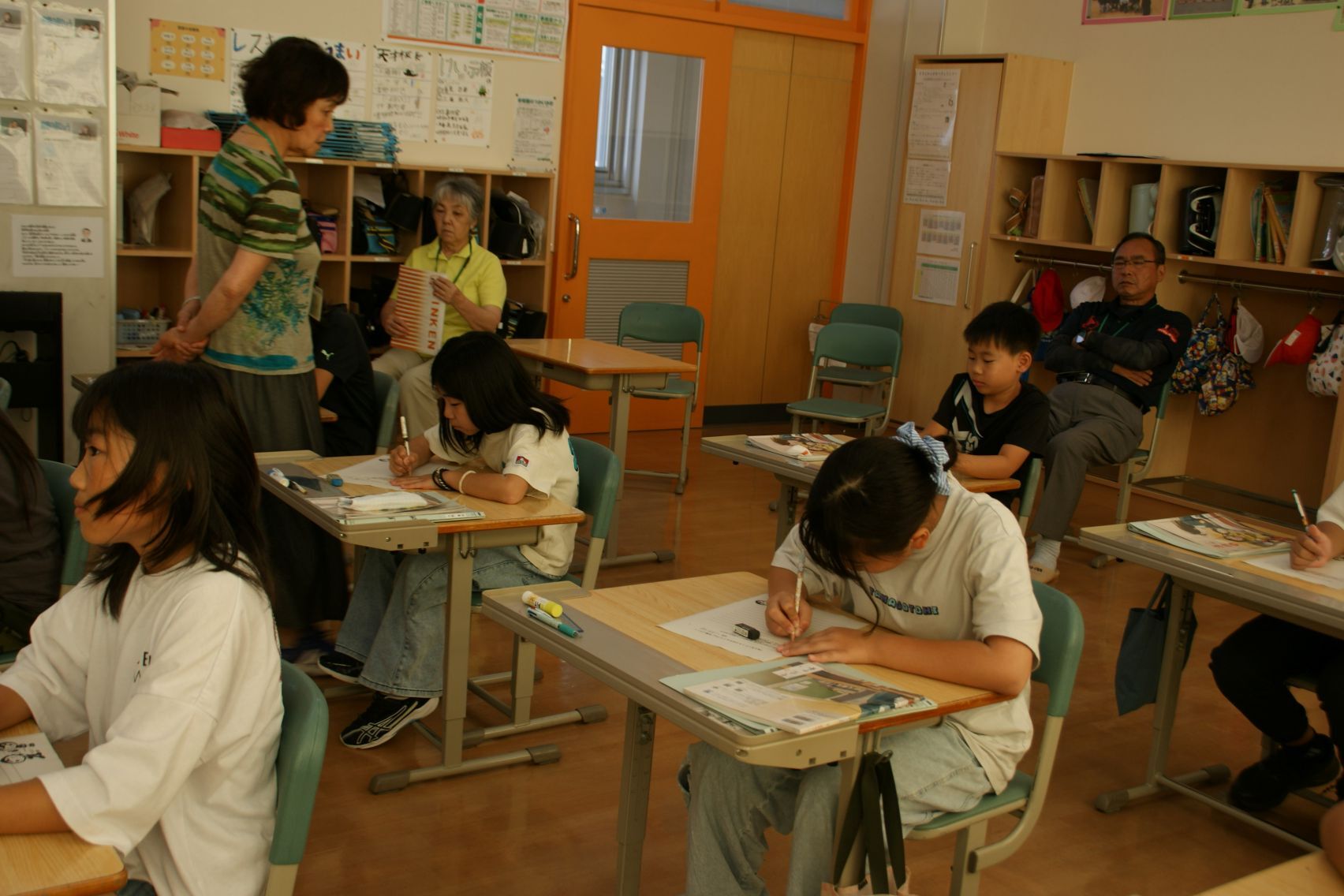 自分の考えをプリントに書く4年生.JPG