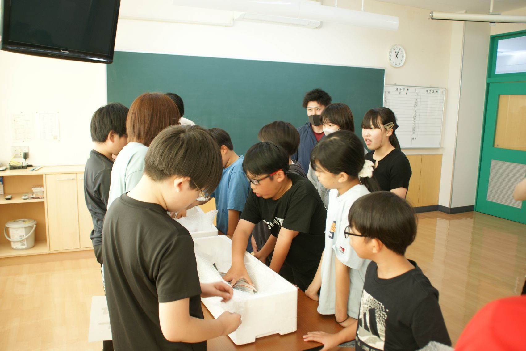 興味津々の6年生.JPG