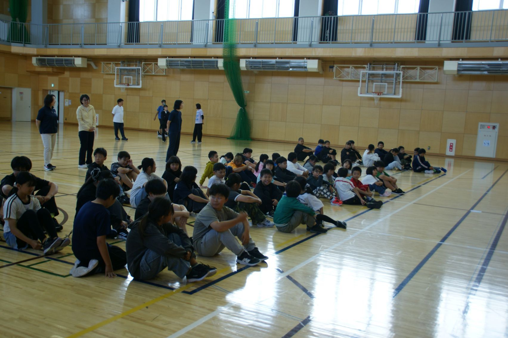 連休明け、元気に登校してきた児童たち.JPG