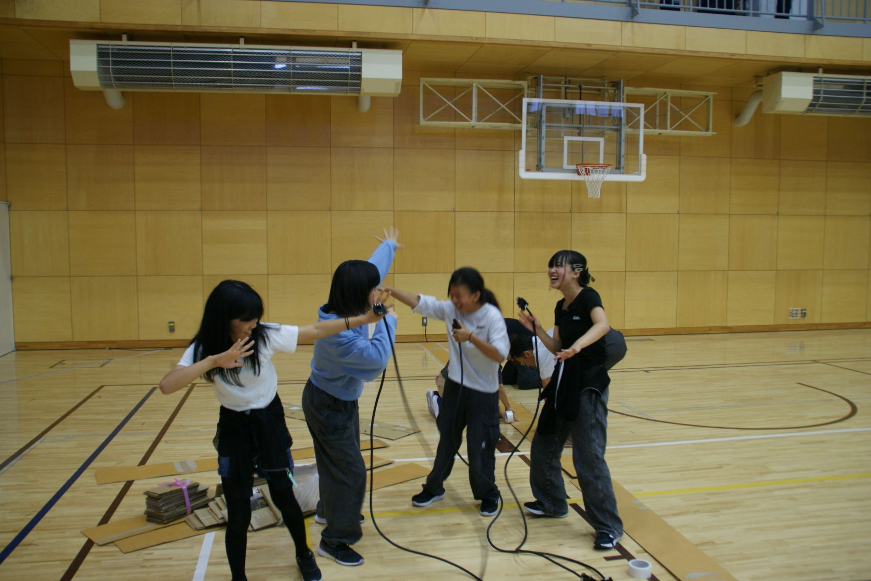 楽しく踊りながら.JPG