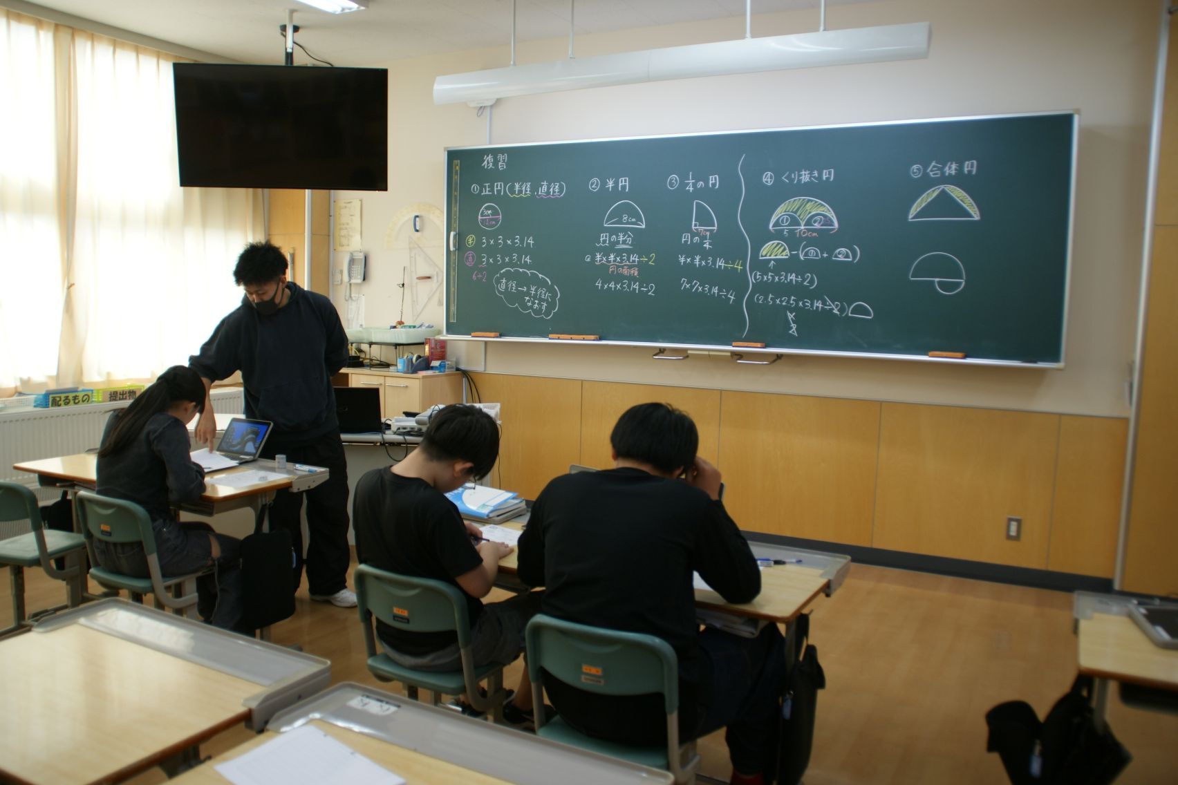 担任と課題に取り組むチーム.JPG