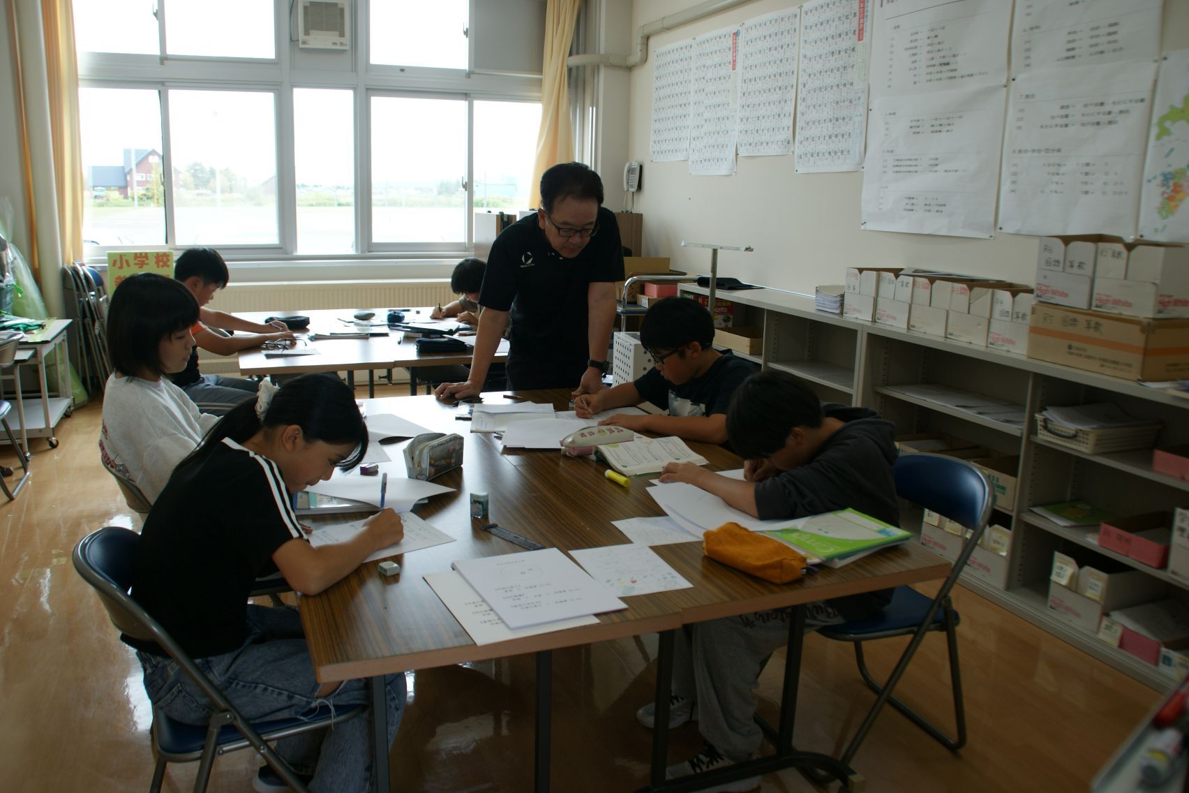 学習指導専門支援員と課題に取り組むチーム.JPG