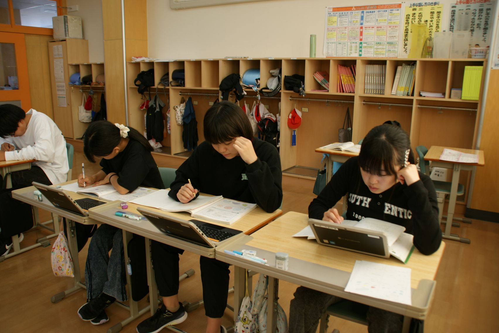 友だちと勉強.JPG