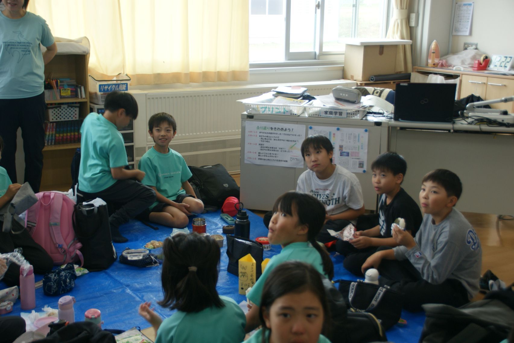 お弁当を食べる4年生.JPG