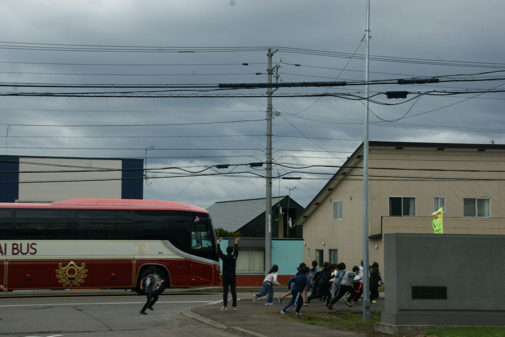 バスを追いかける児童.JPG