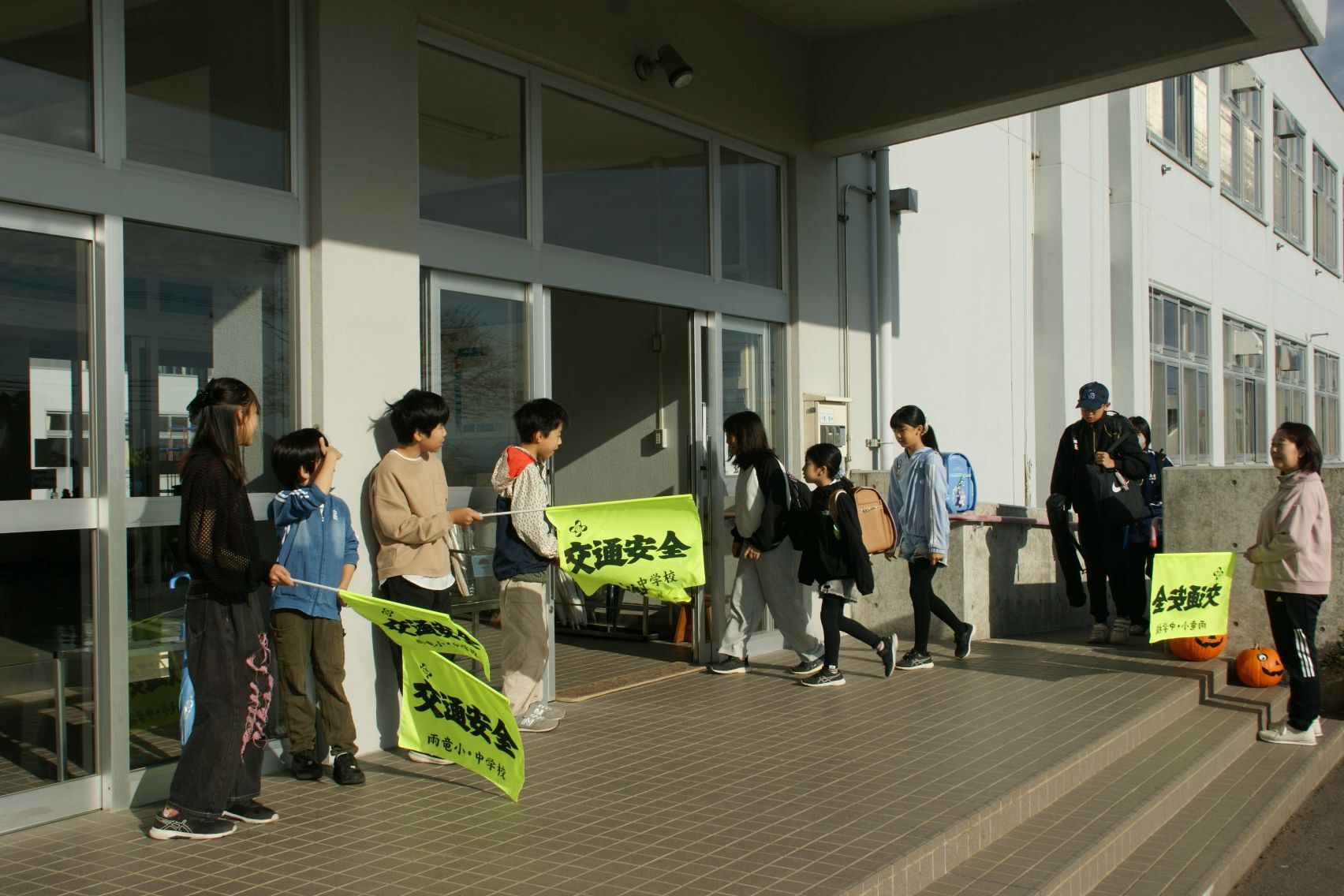 登校してきた児童生徒に挨拶.JPG